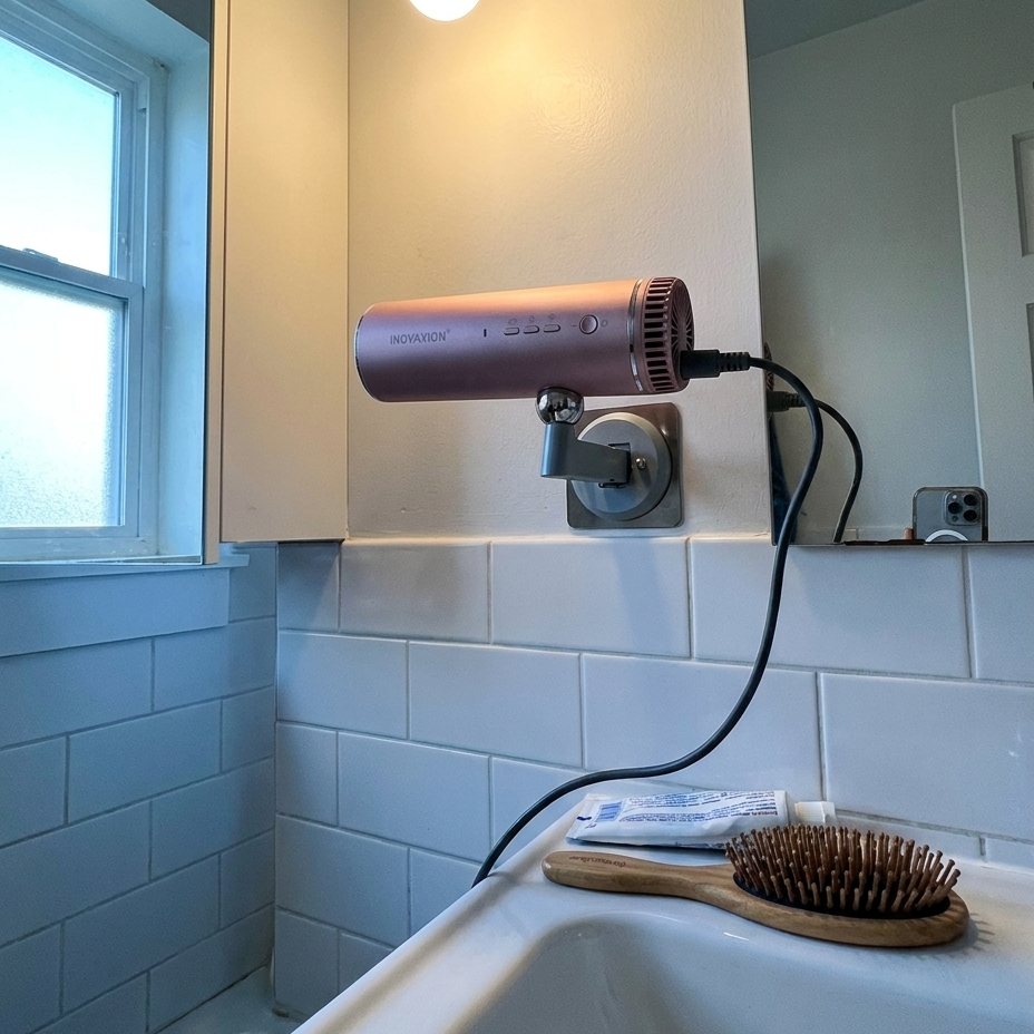 Éole fixé au mur