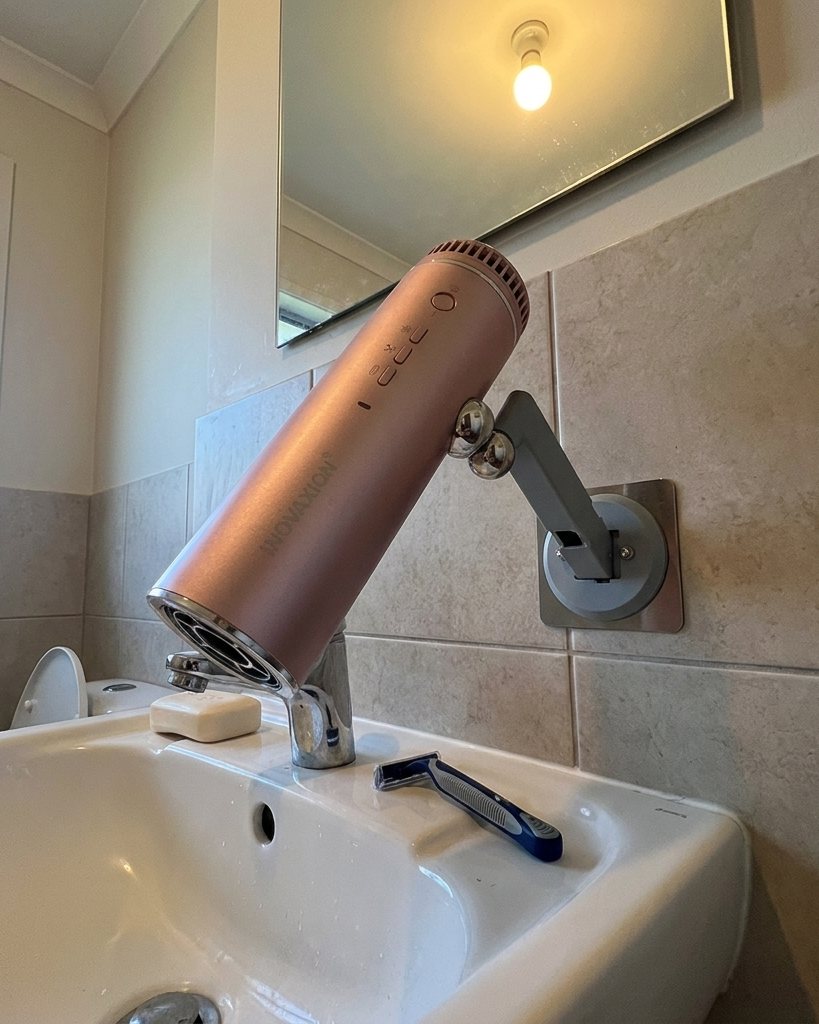 Éole fixé au mur au-dessus du lavabo